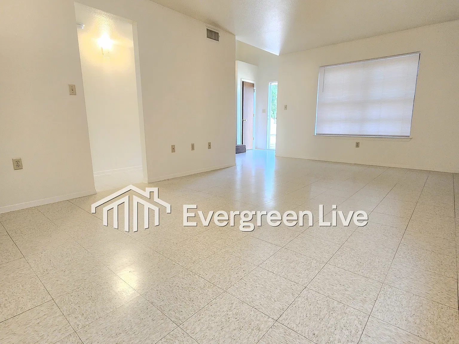 4 bed, 2.5 bath, 1390 sqft, $1,295 — Photo 3
