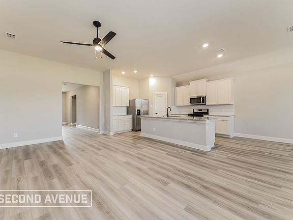 5th image of 2121 Meadow Dr