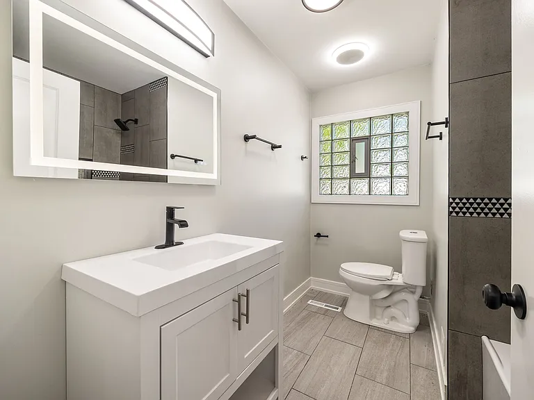 16752 Artesian Ave — Photo 11