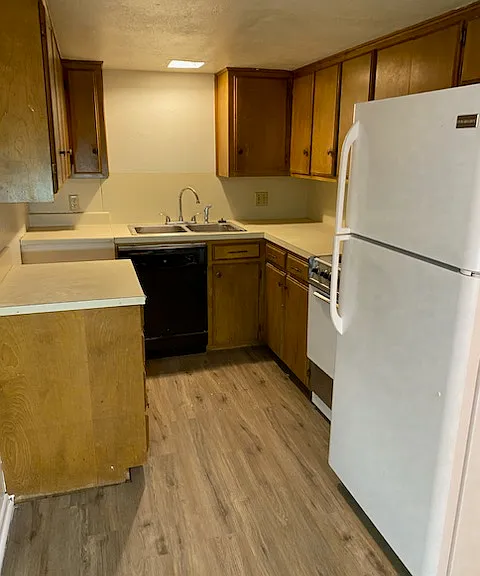 309 W 10th St #D — Photo 4