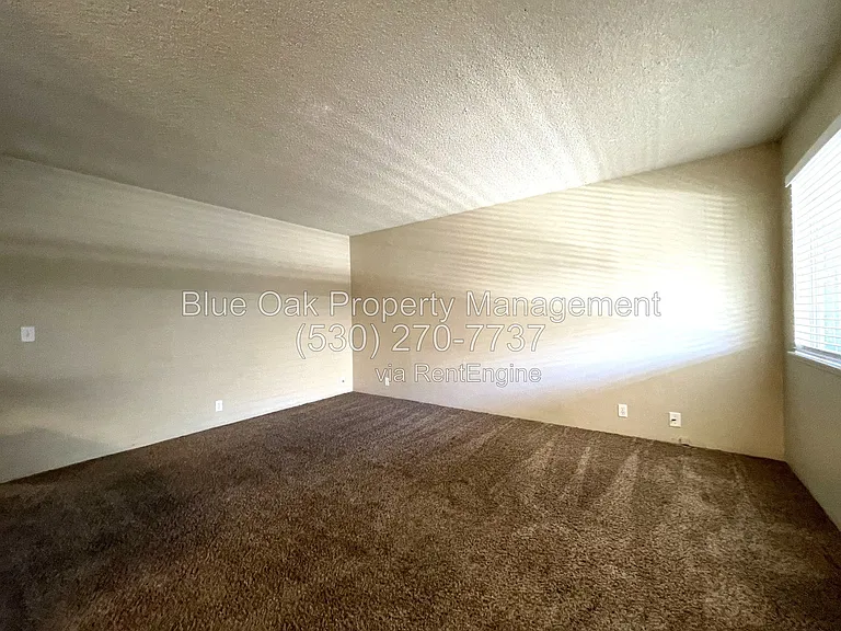 623 W 6th Ave #11 — Photo 3