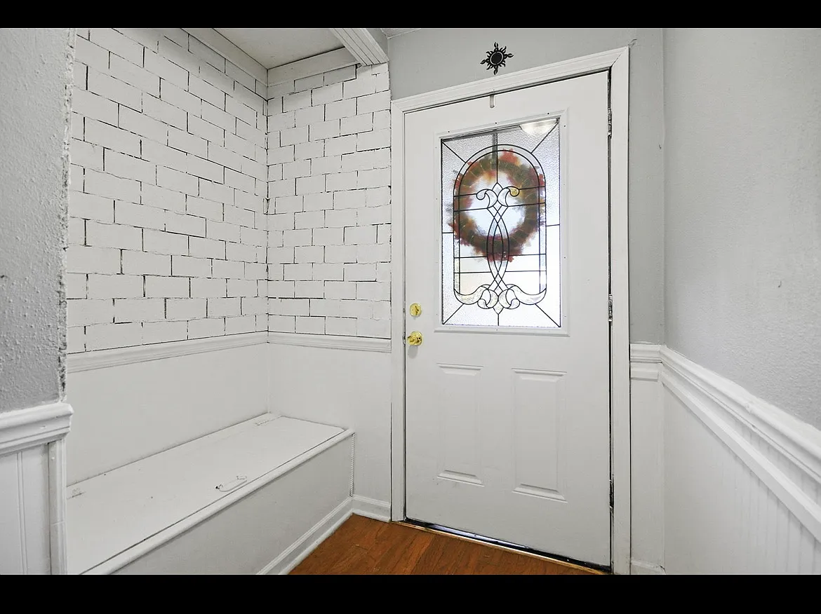 4 bed, 2.5 bath, 2500 sqft, $1,850 — Photo 2
