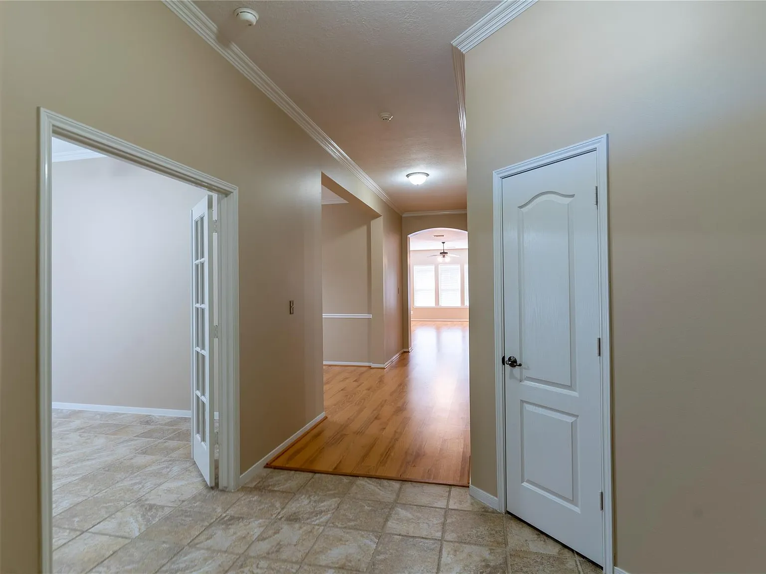 3 bed, 2.0 bath, 2409 sqft, $2,300 — Photo 3