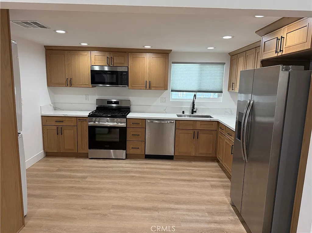 3 bed, 1020 sqft, $3,000 — Photo 2