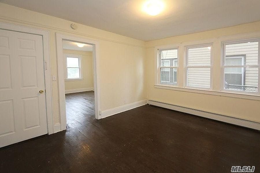2nd image of 42 Stowe Pl #1