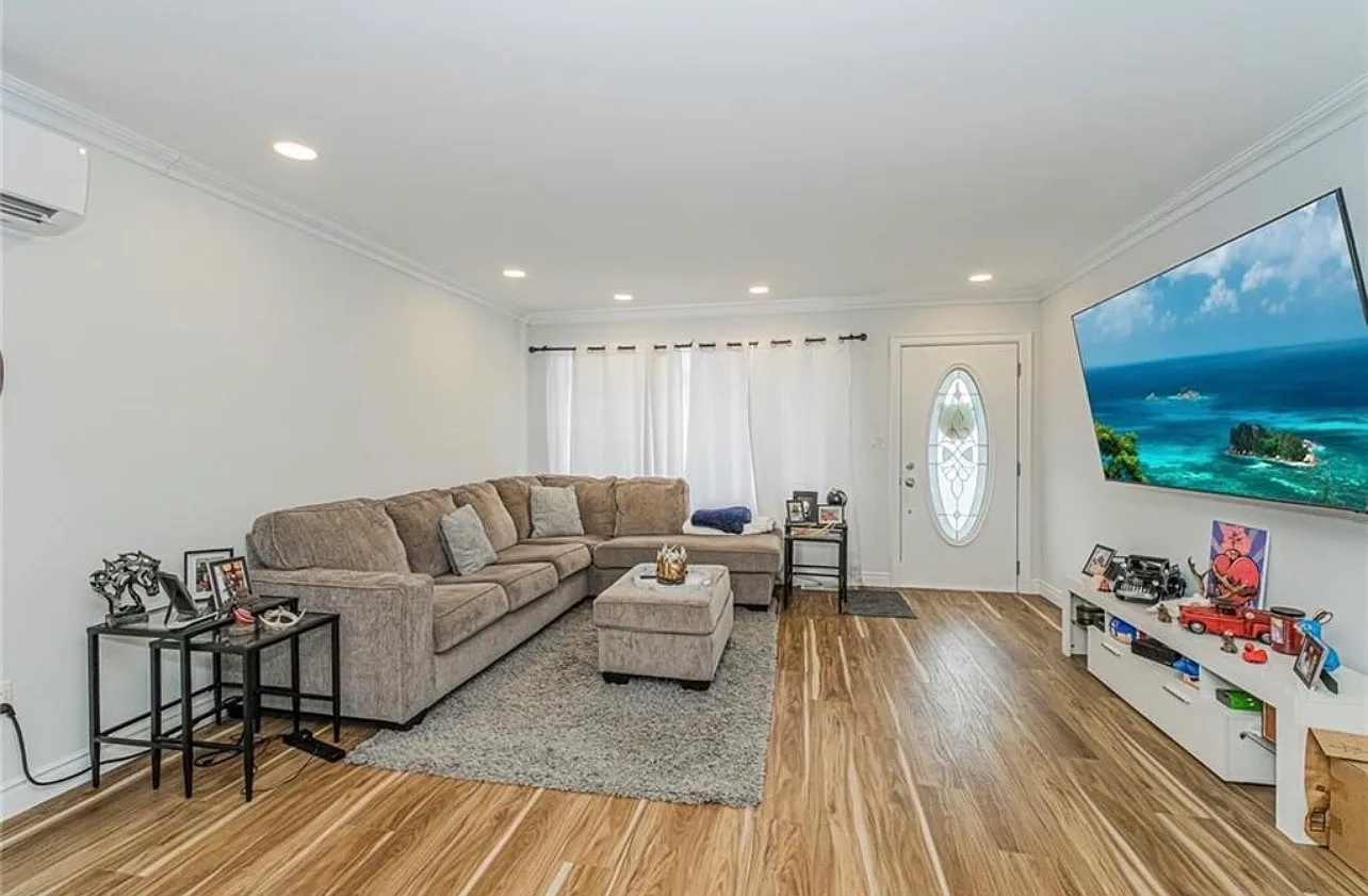 3 bed, 1140 sqft, $3,800 — Photo 2
