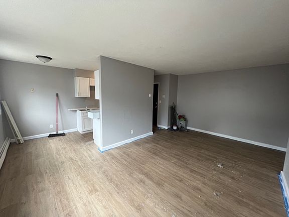 2nd image of 121 Hoyt Ave W #2