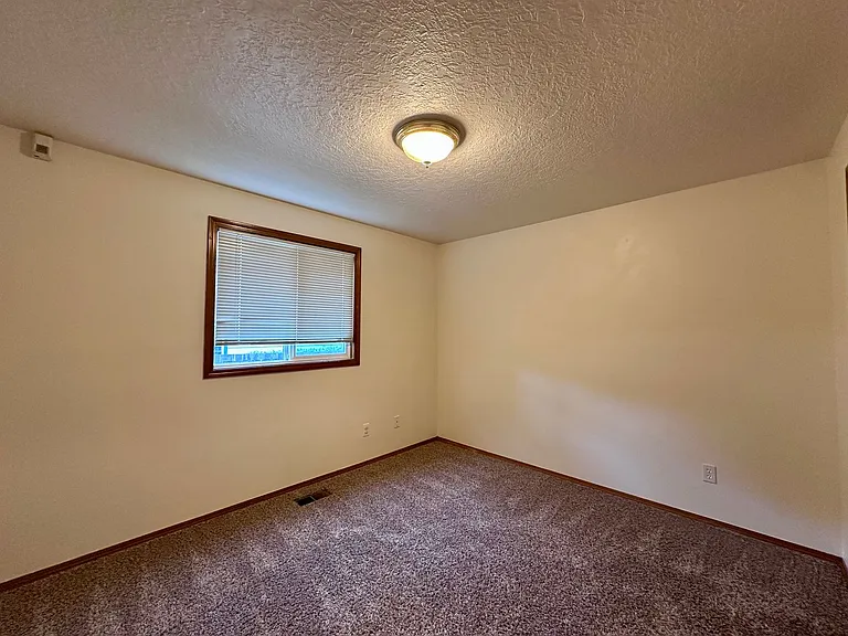 Adorable and Spacious!! Troutdale Duplex in Cul-de-sac!! — Photo 9