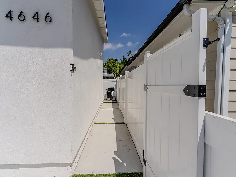 4646 Goodland Ave — Photo 22