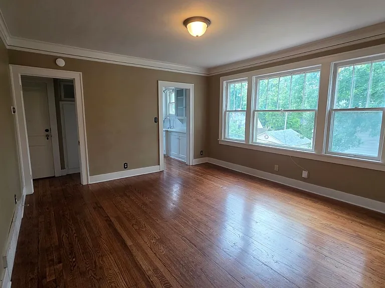 Beautiful 2BR 1BA unit w/ Covered Porch in Downtown Liberty — Photo 15