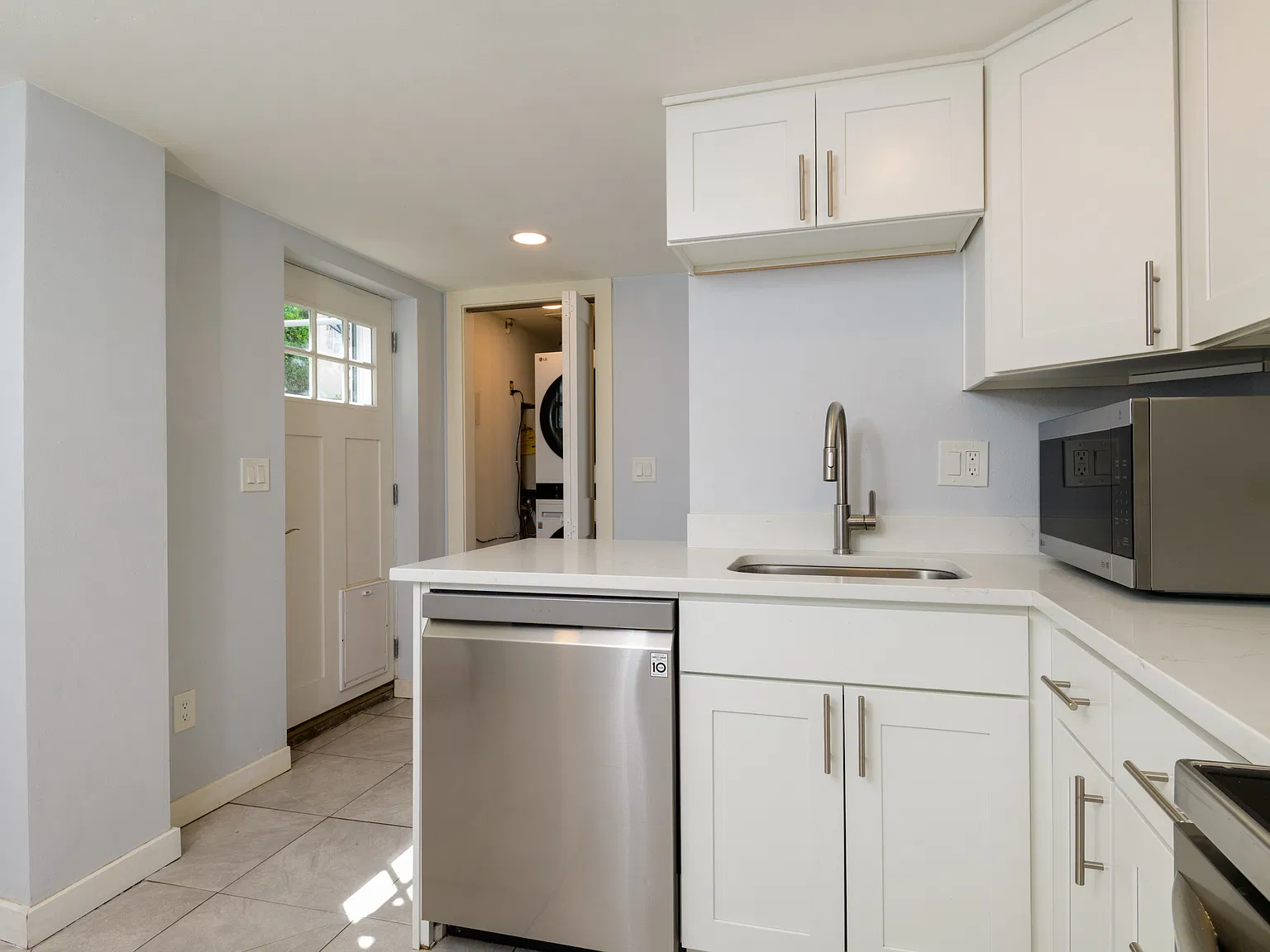 2 bed, 850 sqft, $1,995 — Photo 3