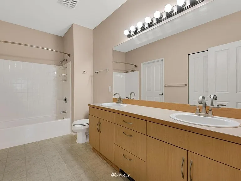 571 241st Ln SE — Photo 7