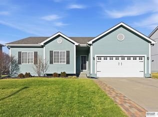 1004 Valleyview Dr, Papillion, NE 68046