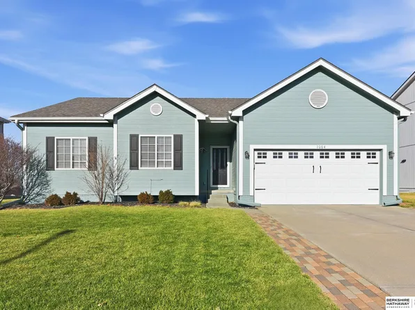 1004 Valleyview Dr, Papillion, NE 68046