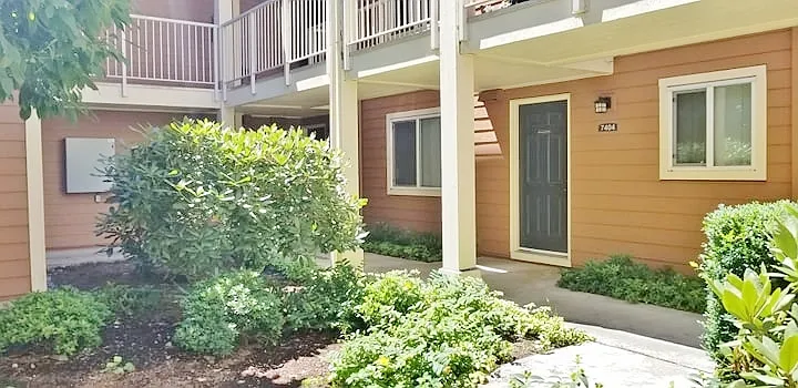 7404 W Lake Samm Py NE — Photo 2
