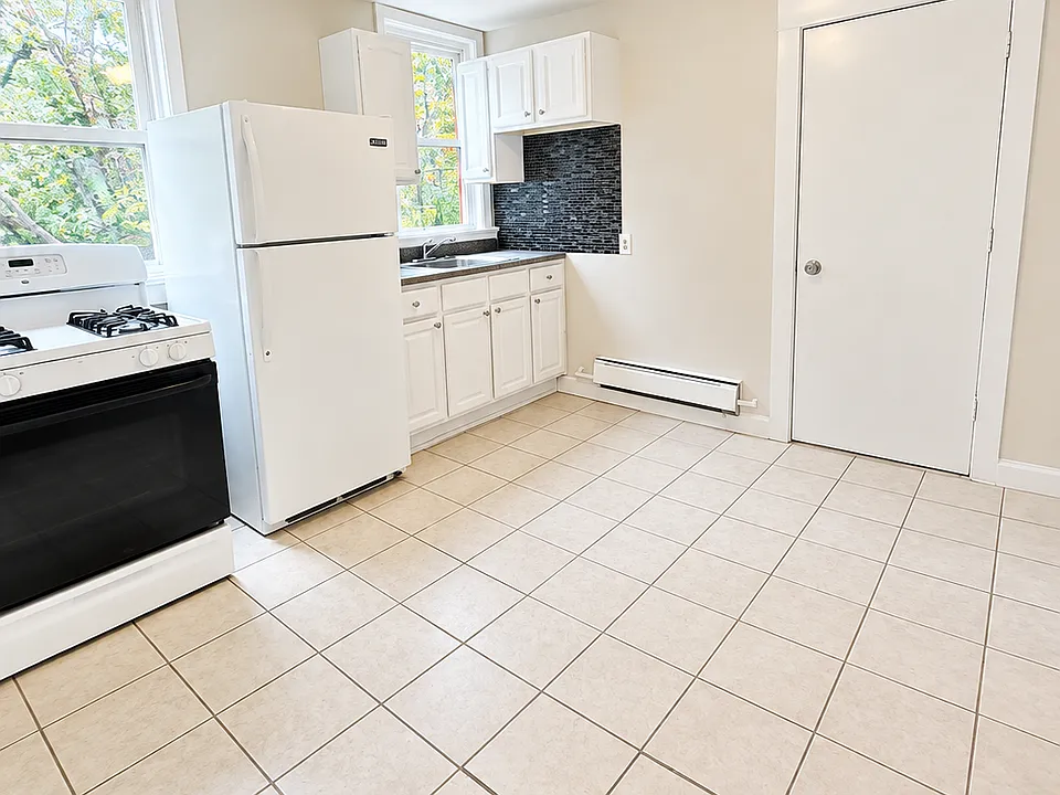 94 S 8th St #3