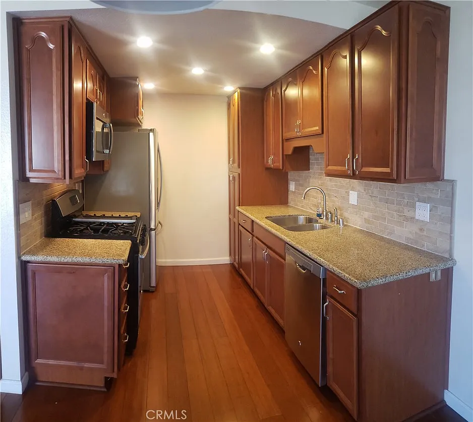 3 bed, 1097 sqft, $2,850 — Photo 3