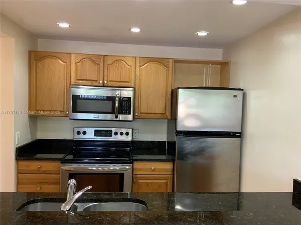 8180 Geneva Ct APT 224, Doral, FL 33166