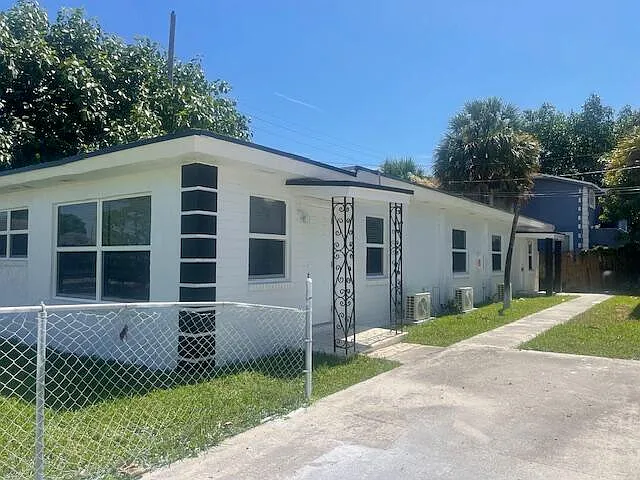 304 N Tamarind Ave — Photo 13