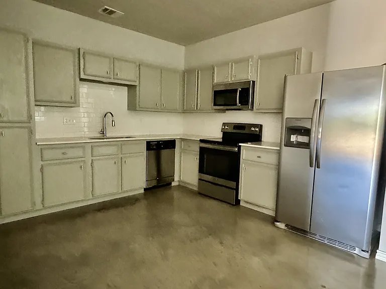400 Lowes Blvd #B — Photo 5