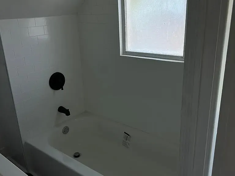 3 bed, 870 sqft, $900 — Photo 2