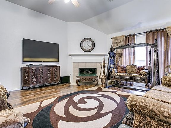 3rd image of 5902 Blue Oak Dr