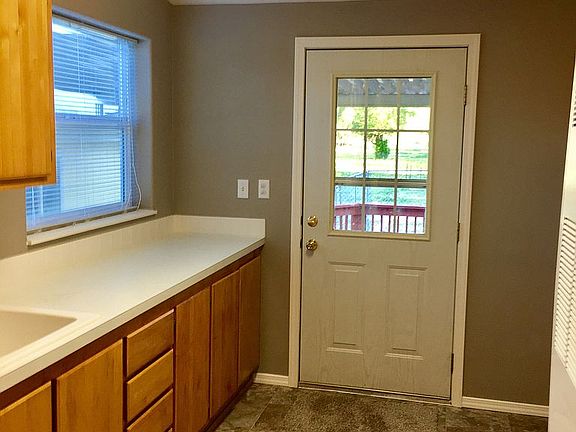 Utility w/sink & brm closet