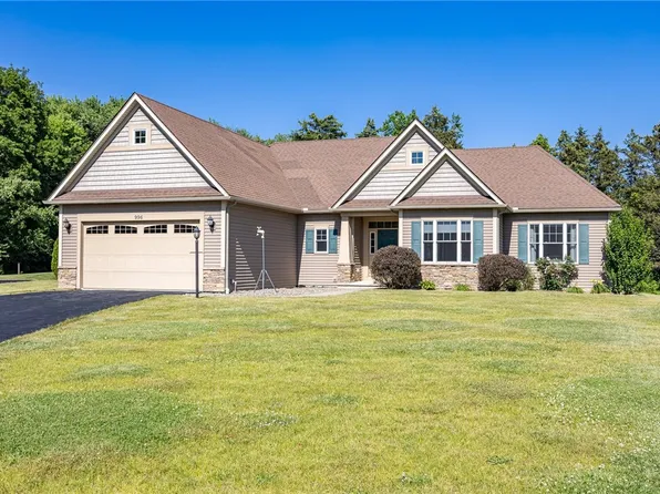 996 Summer Creek Ln, Webster, NY 14580