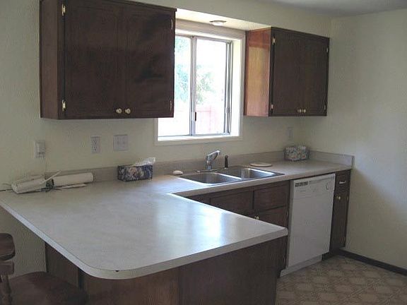 Kitchen w/ breakfast bar