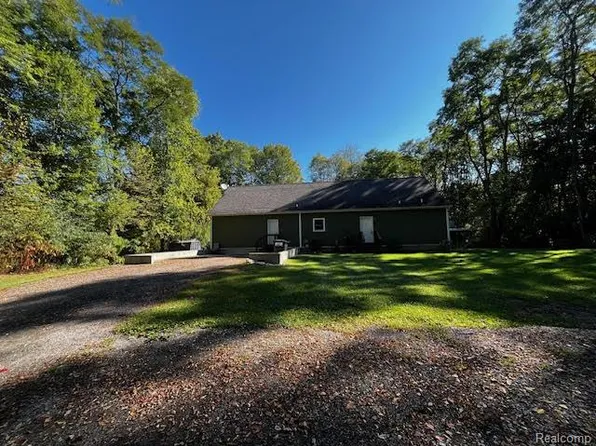 895 Jennings Rd, Whitmore Lake, MI 48189