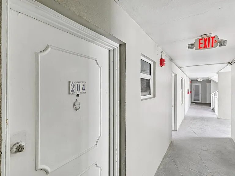 The Oaks Apartments — Photo 44