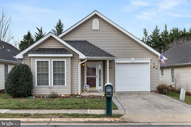 1895 Melvor Ln photo 1