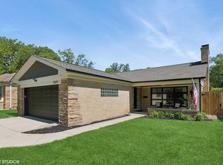 5689 N Las Casas Ave, Chicago, IL 60646