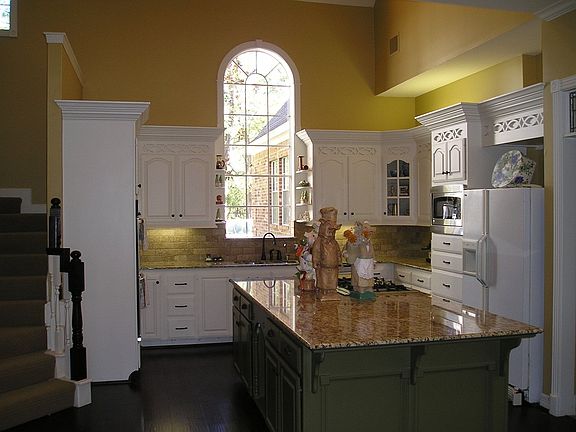 Kitchen with granite, island, new apliances