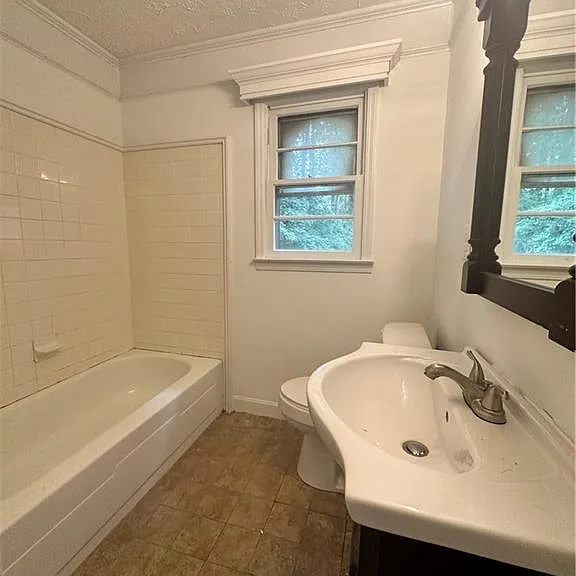 1231 Woodleigh Rd SW — Photo 13