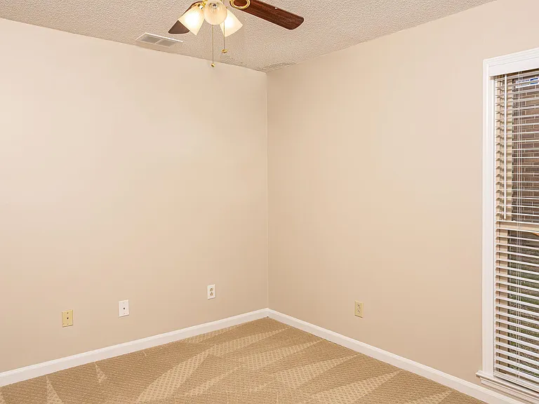 4661 Saron Dr — Photo 15