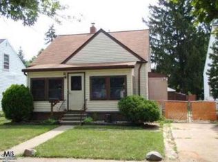 19282 Beaconsfield St, Harper Woods, MI 48225