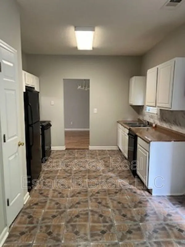 4 bed, 2.5 bath, 1716 sqft, $1,750 — Photo 3