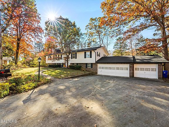 3rd image of 8905 Strafford Cir