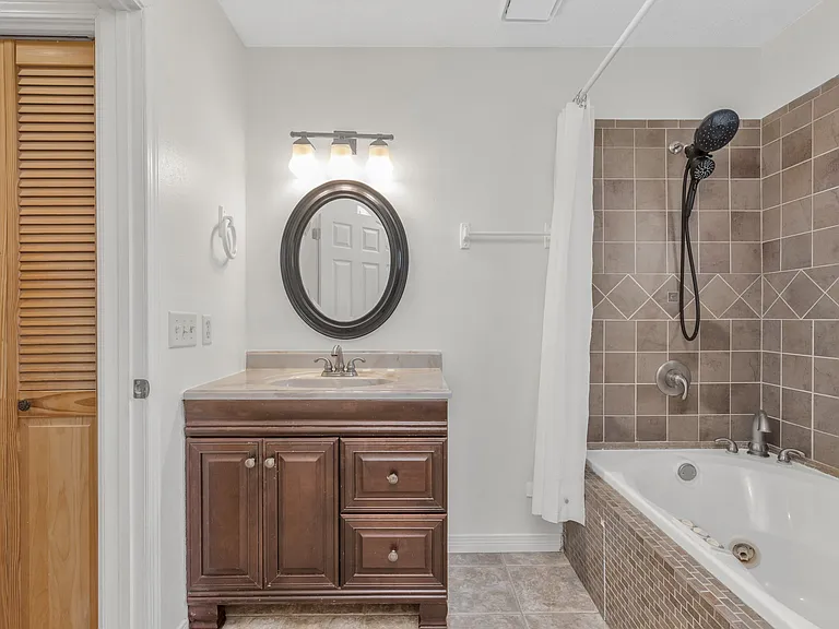 1708 Colonial Ct — Photo 12
