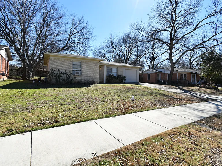 1206 Belvedere Dr — Photo 2
