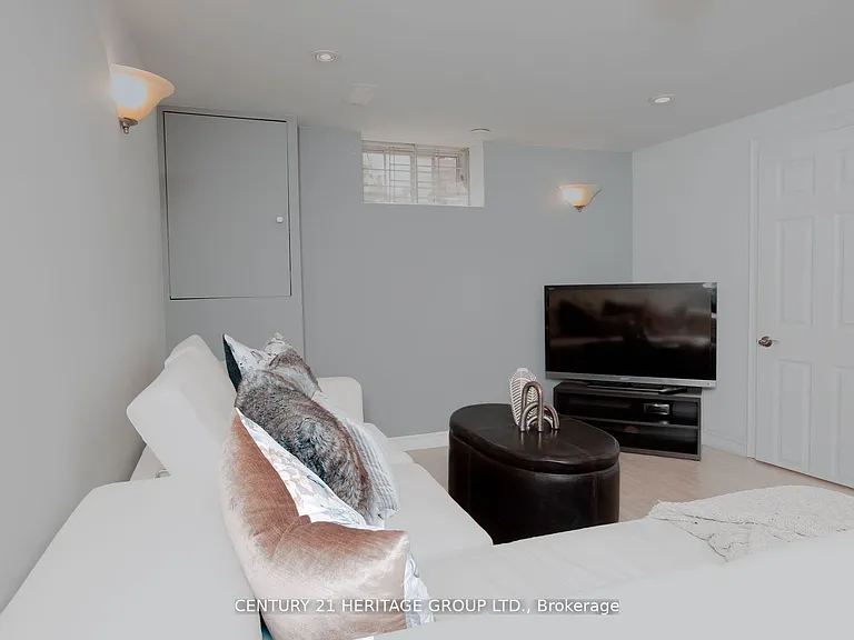 16 Lisburn Cres #BASEMENT — Photo 11