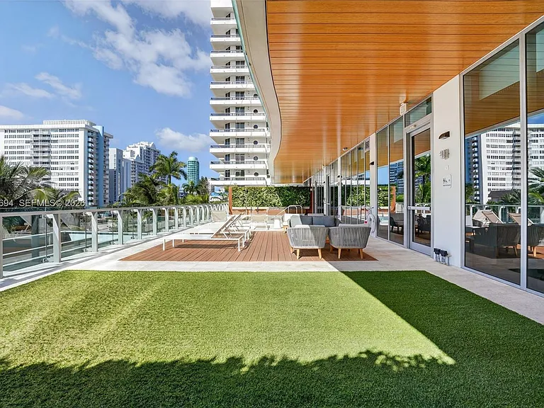 5775 Collins Ave #405 — Photo 32