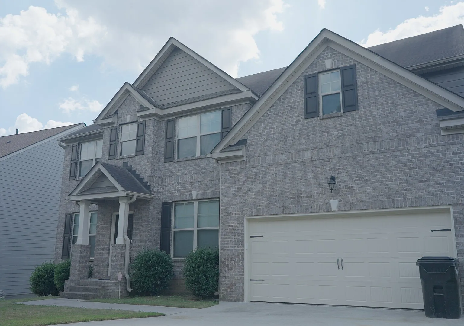 Spacious Haven Near Airport & Downtown — Photo 1