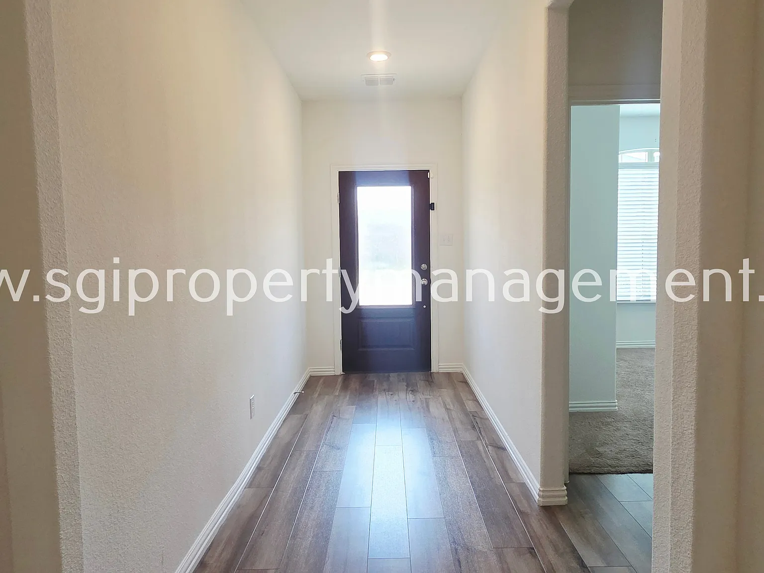 4 bed, 2.5 bath, 2347 sqft, $2,095 — Photo 3