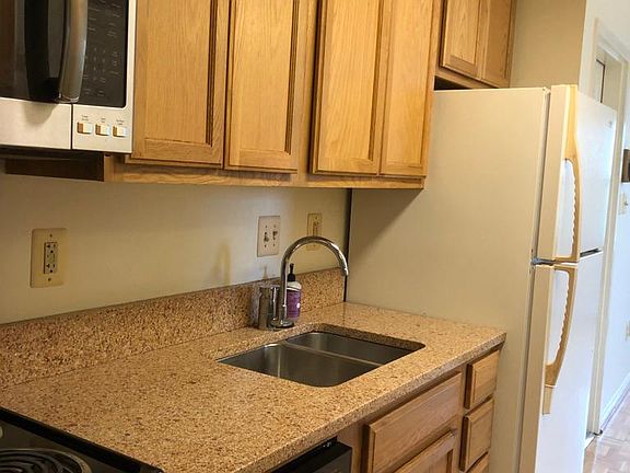 4th image of 921 Church St #9