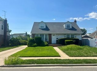 586 Martin Rd, Franklin Square, NY 11010
