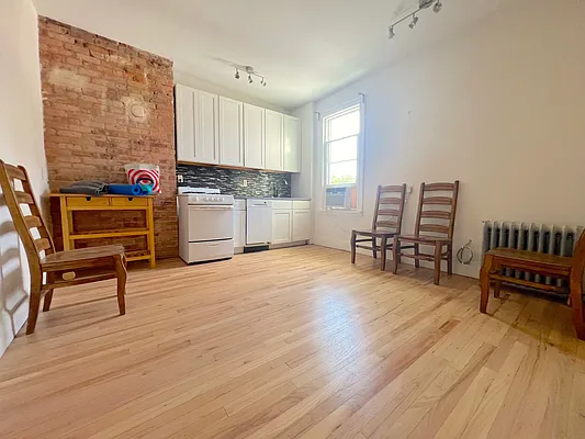 Rented by Capri Jet Realty Corp | media 4