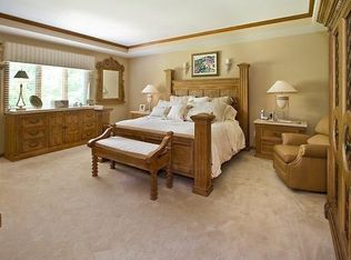 658 Old Westbury Rd, Crystal Lake, IL 60012