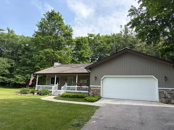 12892 Pineridge Dr, Charlevoix, MI 49720